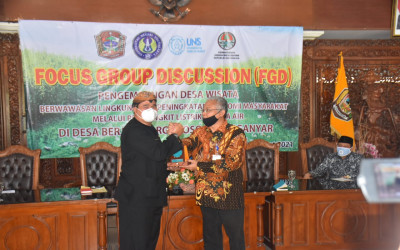 PERGURUAN TINGGI DAN PEMKAB KARANGANYAR MENCOBA SUMBER DAYA AIR DI JUMOK DAN TLAGA MADIRDO UNTUK TENAGA LISTRIK